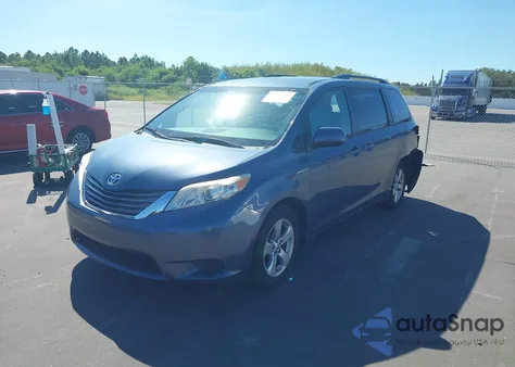 2015 Toyota Sienna Le 8 Passenger z USA, uszkodzony, nr VIN 5TDKK3DC8FS570553